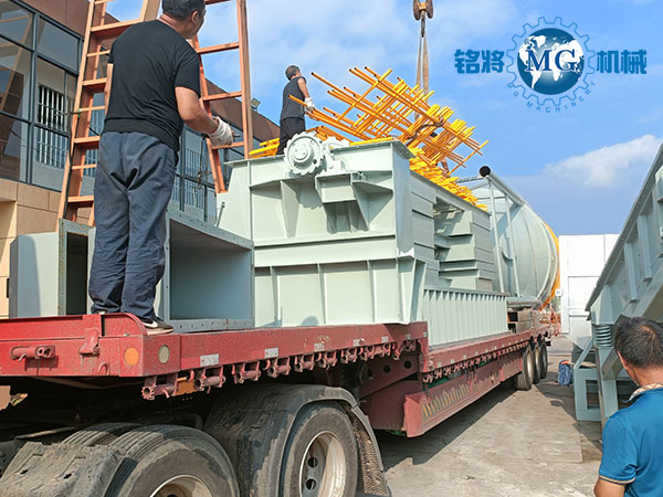 南京鱷魚集團(tuán)干粉砂漿生產(chǎn)線裝車中 南京鱷魚集團(tuán)干粉砂漿生產(chǎn)線裝車中